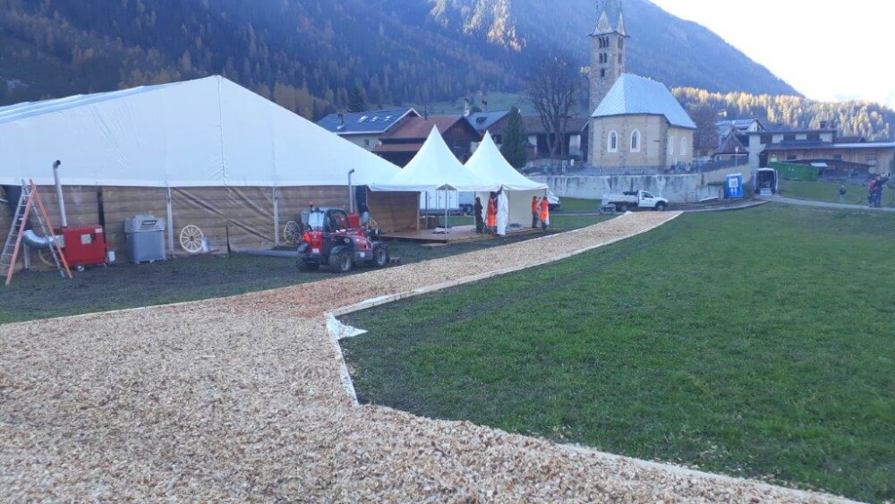 Trockenen Fusses zum Festzelt der RhB beim Weltrekordversuch im Oktober 2022 in Bergün.
