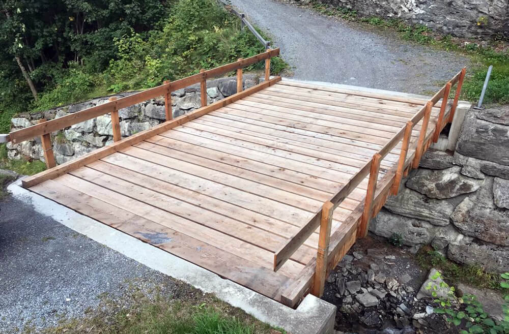 Brücke aus Lärchenholz  - Bündner Bergholzprodukte Bergholzzentrum Florinett in Bergün