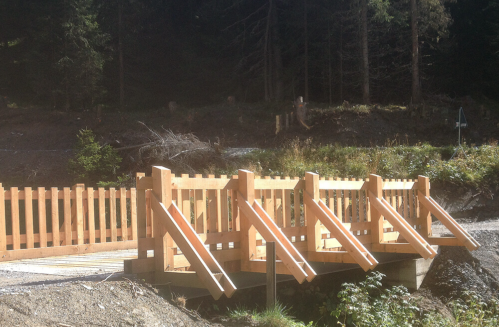 Brücke aus Lärchenholz  - Bündner Bergholzprodukte Bergholzzentrum Florinett in Bergün