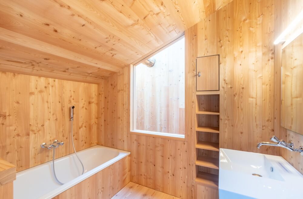 Badezimmer mit Lärchen-Bergholz von der Florinett AG