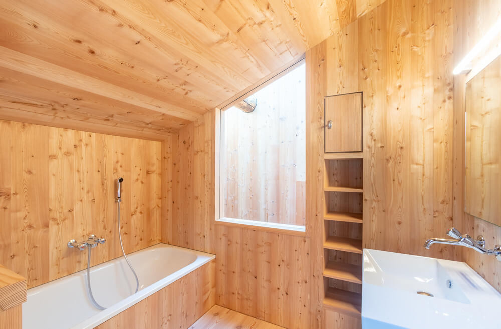 Badezimmer in Lärche vom Bergholzzentrum Florinett in Bergün