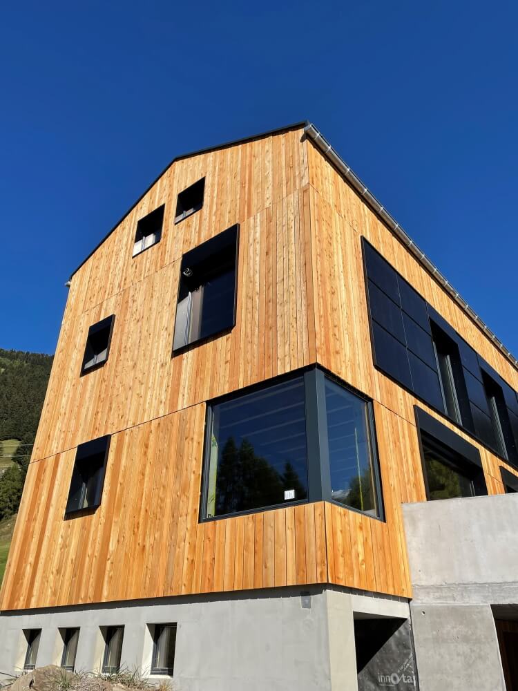 Lärchen-Mondholz-Fassade vom Bergholzzentrum Bergün