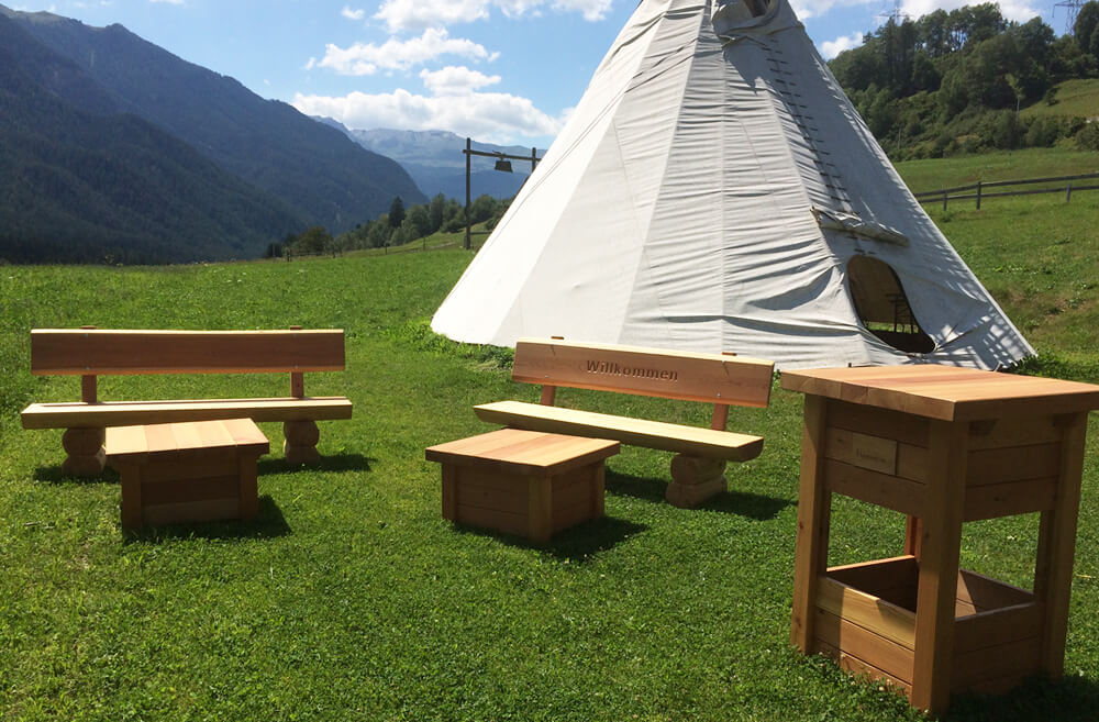 Holzbänke und Tische in allen Variationen vom Bergholzzentrum Florinett in Bergün