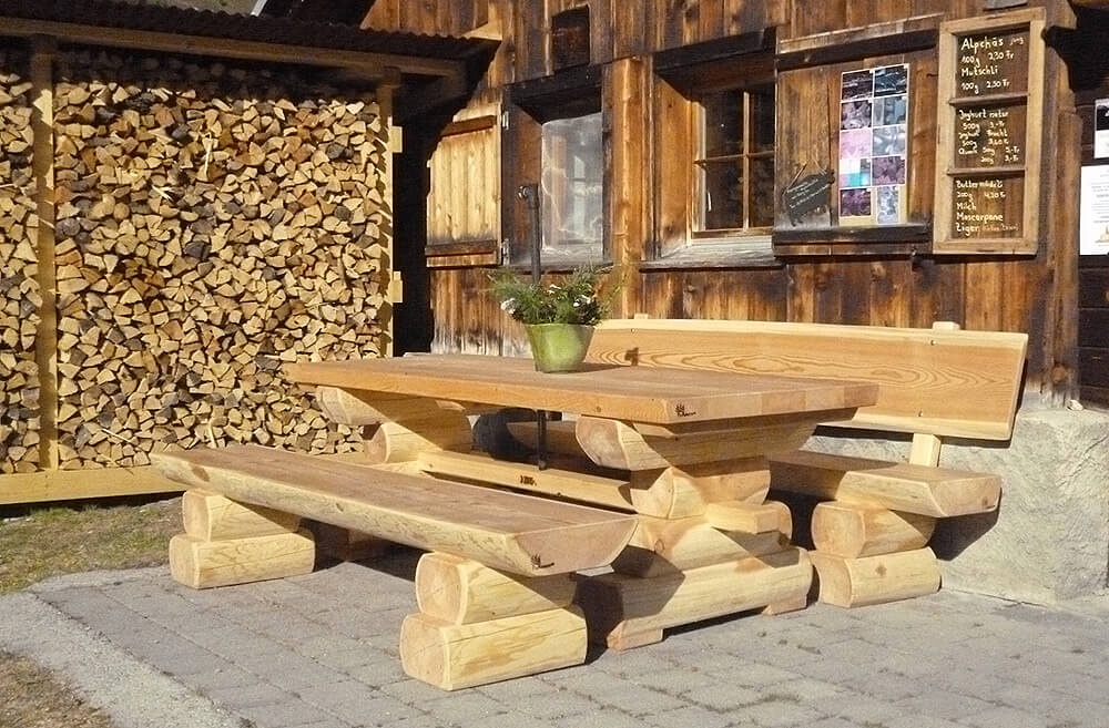 Lärchenbank und Tisch rustikal vom Bergholzzentrum Florinett in Bergün