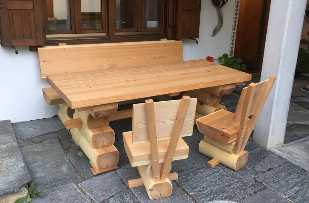 Lärchenbank, Tisch und spezielle Stühle vom Bergholzzentrum Florinett in Bergün