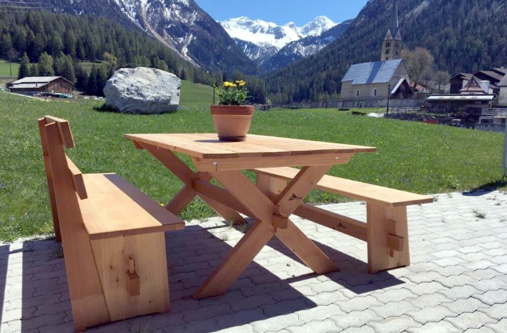 Lärchenbank und Tisch in "leichter" Variante vom Bergholzzentrum Florinett in Bergün