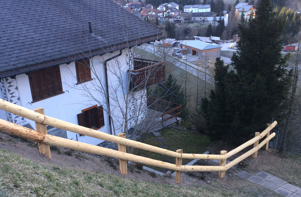 rustikaler Zaun vom Bergholzzentrum Florinett in Bergün
